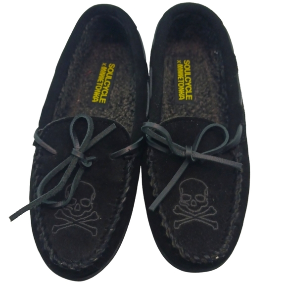 Minnetonka x SoulCycle Womens Moccassins Black Skull Goth Size 6 Unisex - Picture 1 of 8